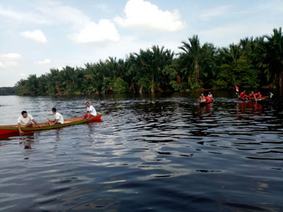Pemuda Teluk Kabung Inhil Gelar Lomba Pacu Sampan Mini